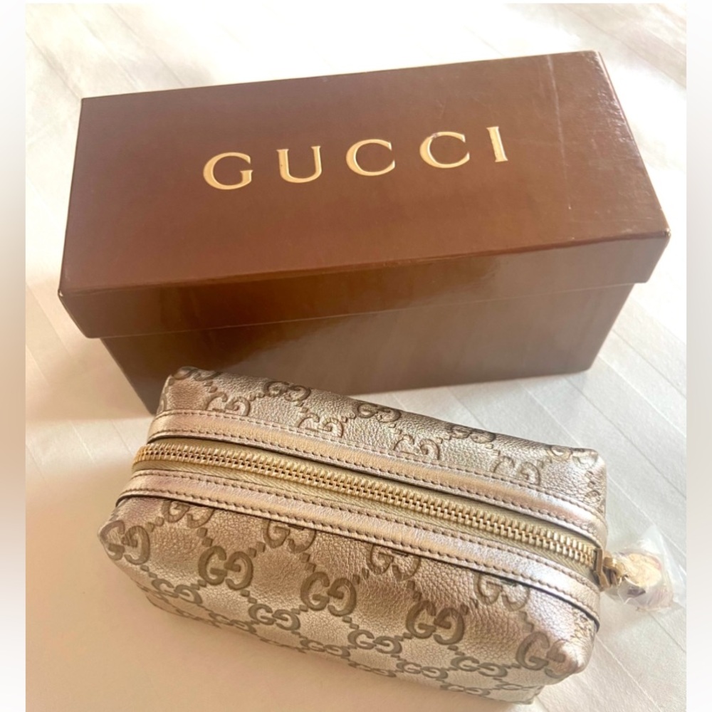 GUCCI  Authentic toiletry bag, luxurious metallic leather 
Timeless classic.